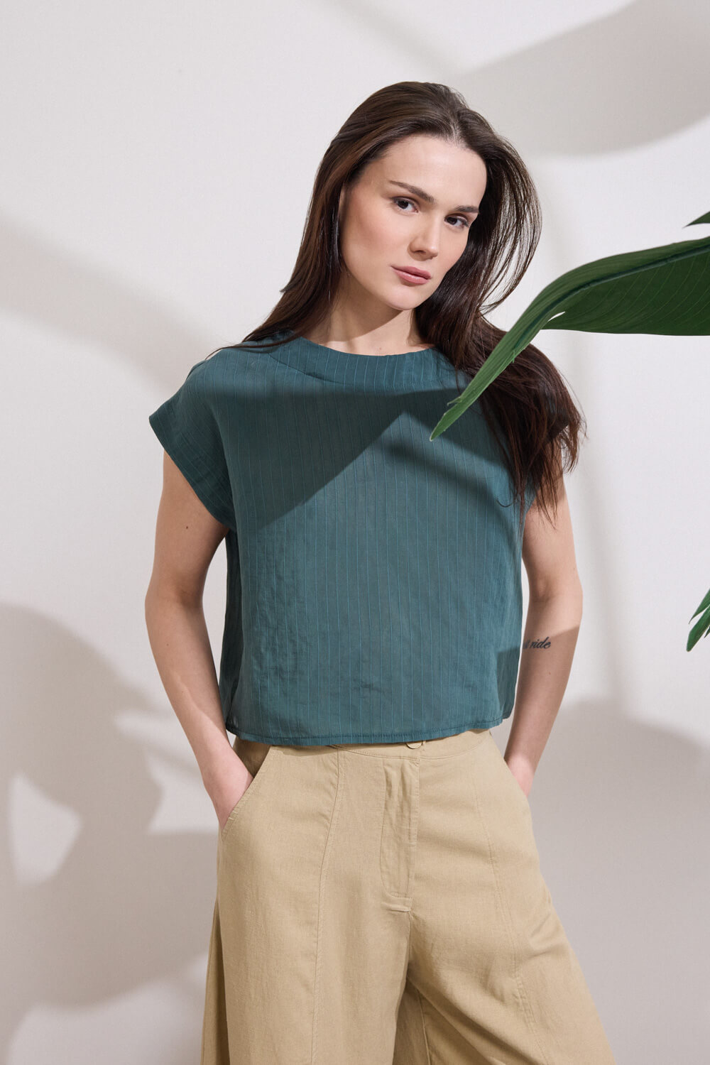 Κοντομάνικη μπλούζα με κουμπιά πίσω Namaste