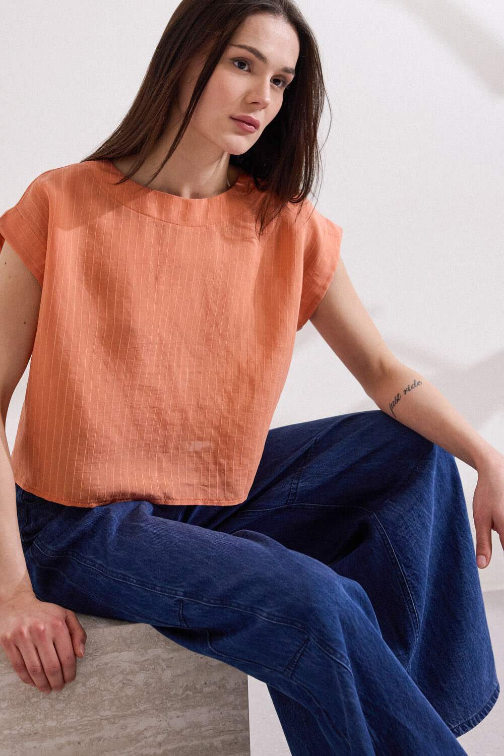 Κοντομάνικη μπλούζα με κουμπιά πίσω Namaste