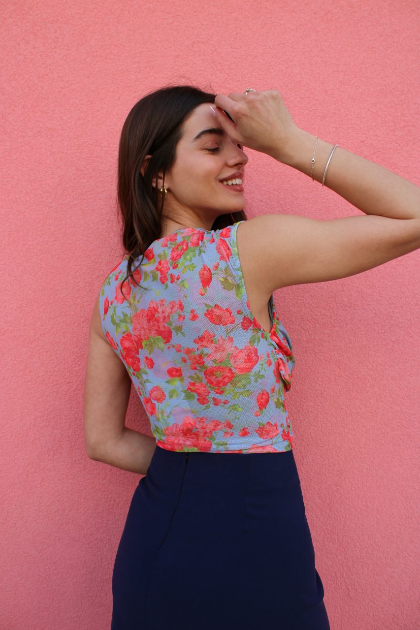 Μίνι φούστα Happening και εμπριμέ κορμάκι Lumina