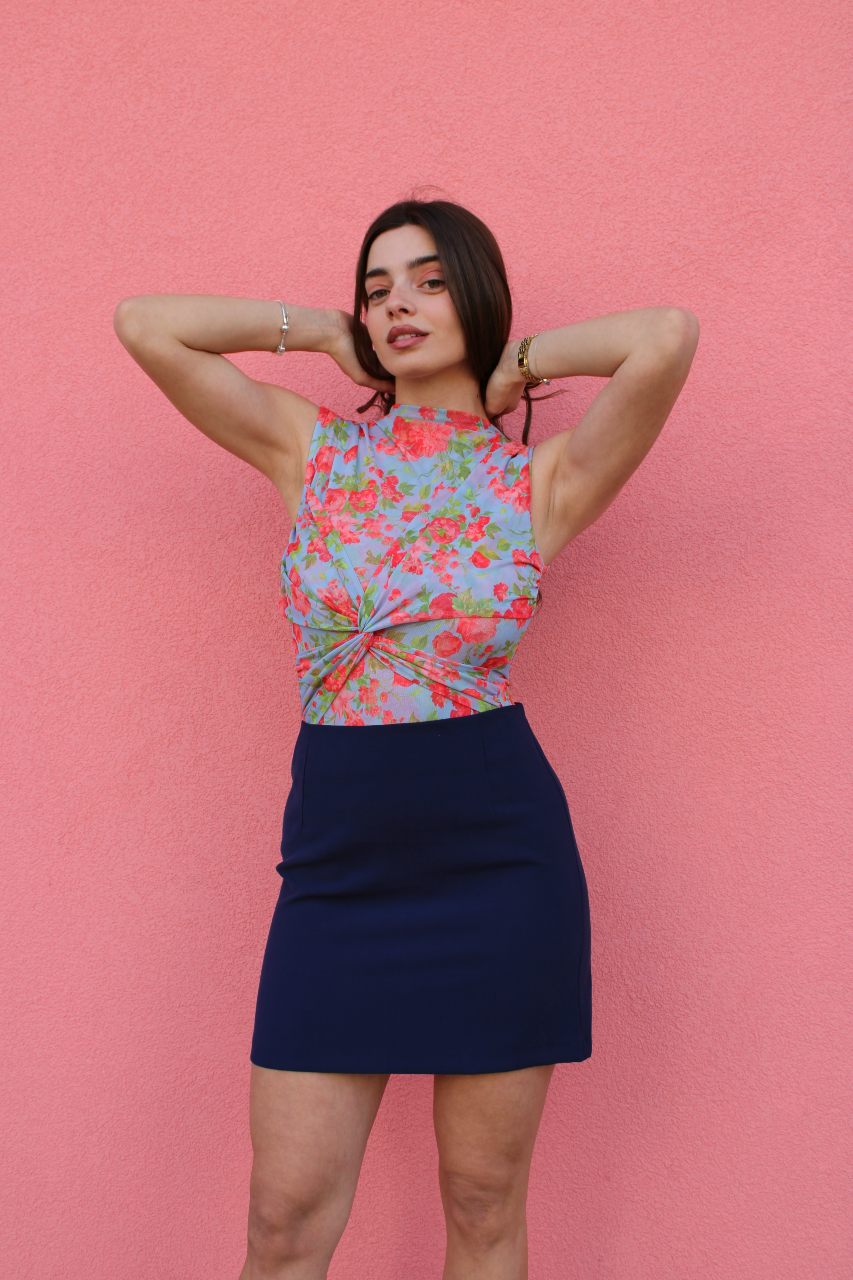 Μίνι φούστα Happening και εμπριμέ κορμάκι Lumina