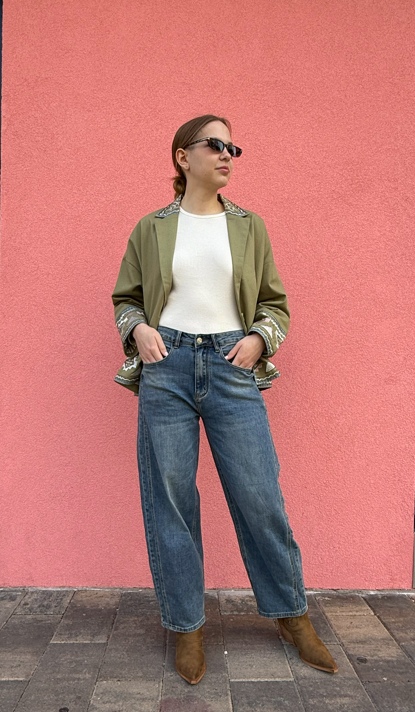 Σακάκι με κεντήματα και τζιν παντελόνι balloon