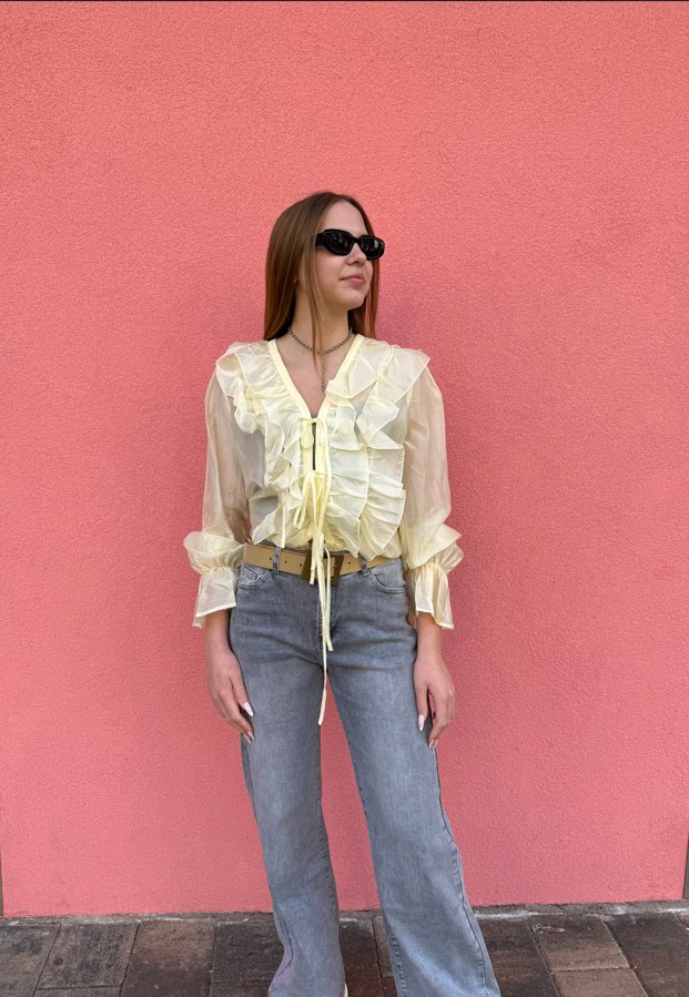Τζιν παντελόνι και ημιδιάφανο πουκάμισο