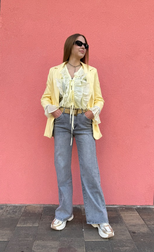 Τζιν παντελόνι, ημιδιάφανο πουκάμισο και σακάκι δερματίνη