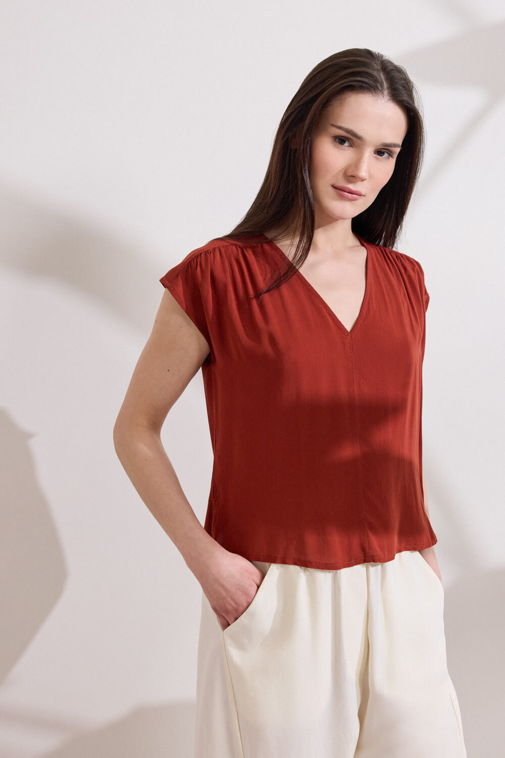 Κοντομάνικη μπλούζα με V Namaste