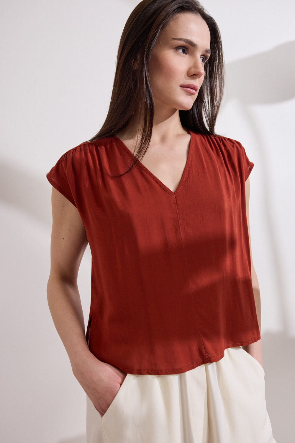 Κοντομάνικη μπλούζα με V Namaste