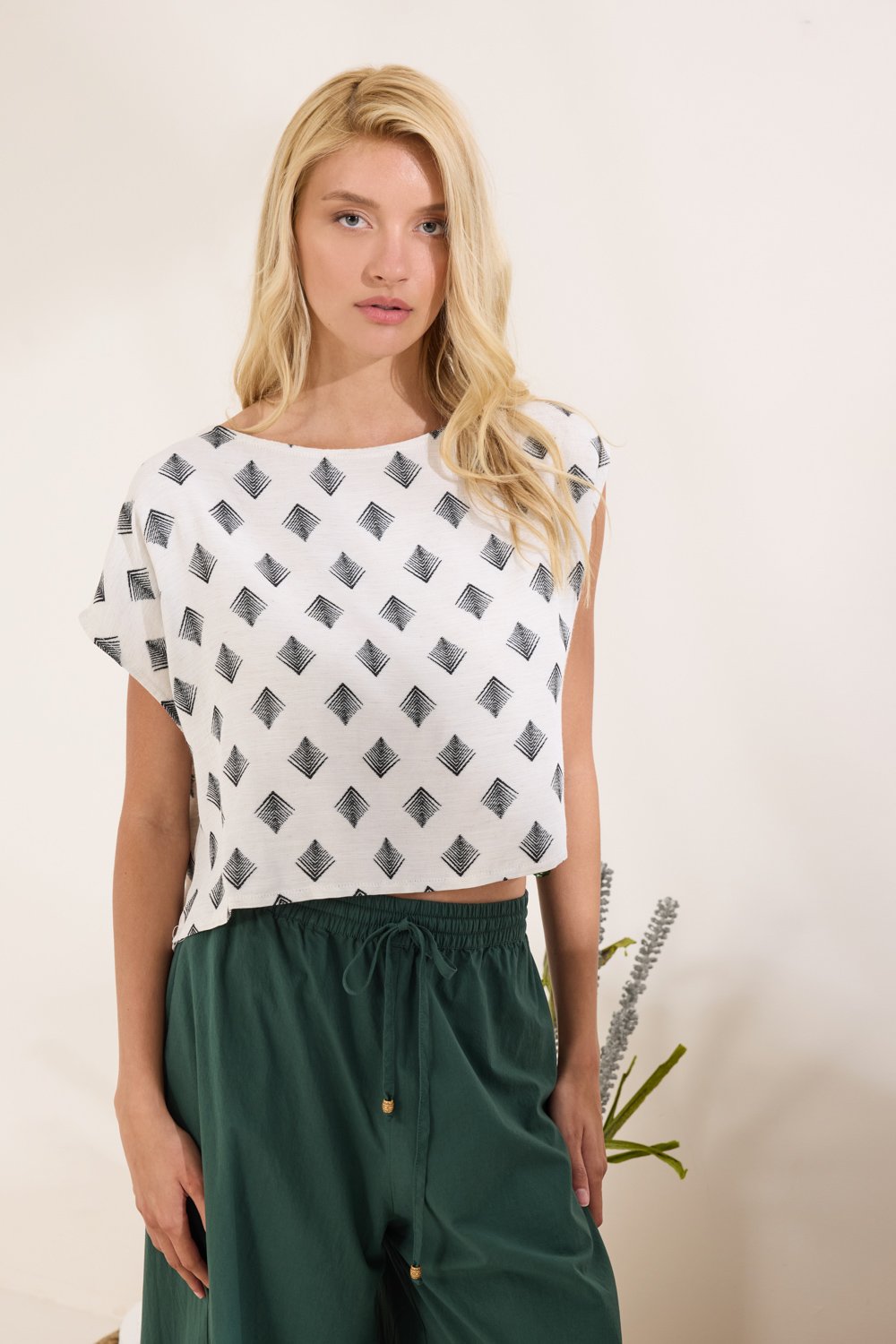 Εμπριμέ μπλούζα cropped Namaste